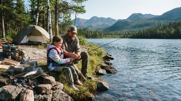 Apprendre à pêcher pour des repas frais en camping